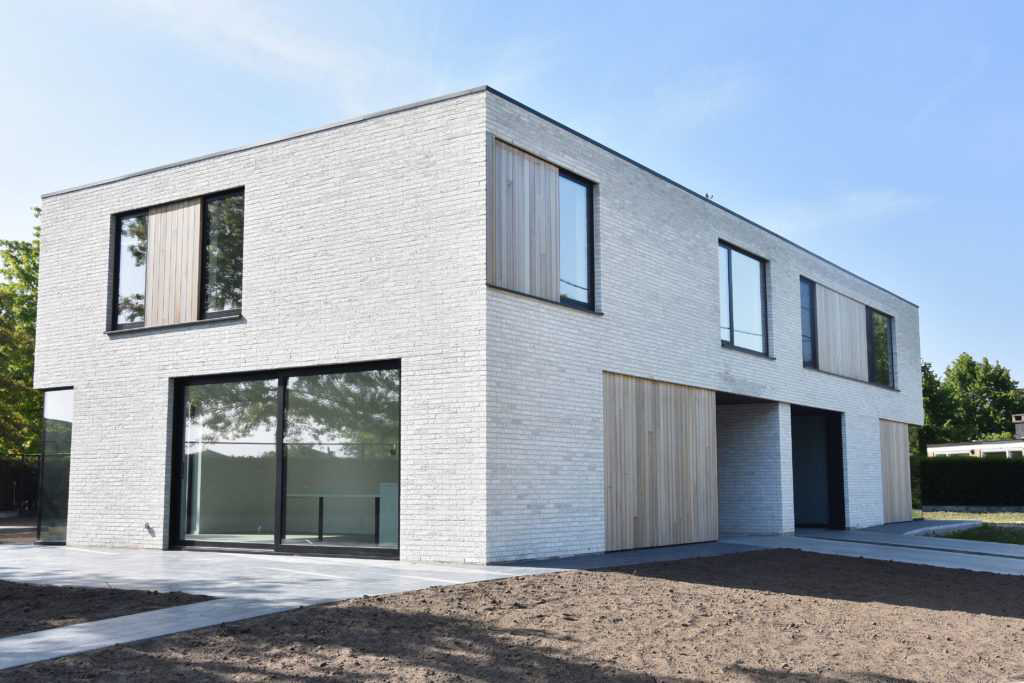 Woning met een lichte bakstenen gevel